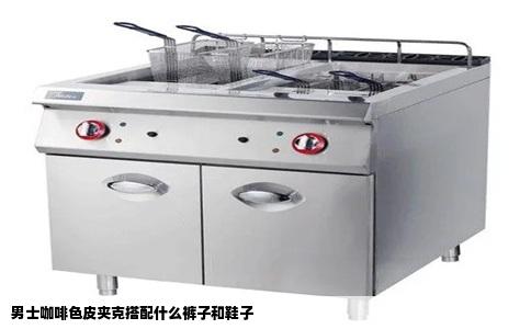 男士咖啡色皮夹克搭配什么裤子和鞋子